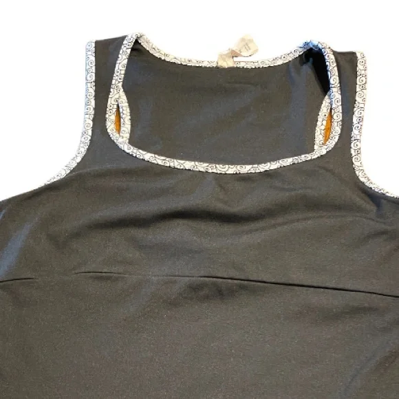 Shanghai red activewear tank. With built-in bra   Size medium. - Picture 5 of 12